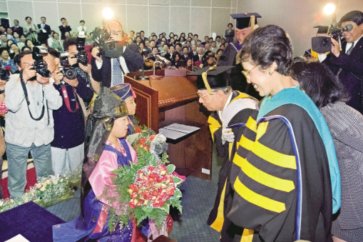 1999년 국립제주대학교 명예문학박사 학위 수여식에 참석한 이케다 다이사쿠