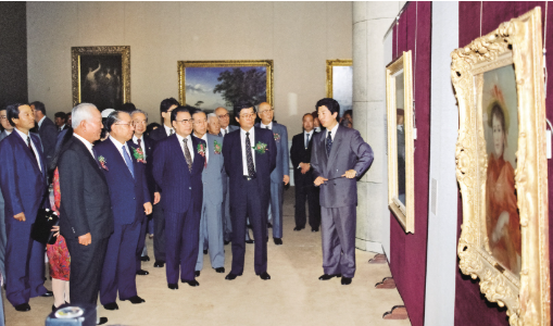 1990년 서울 호암갤러리 서양회화명품전 개막식에서 작품을 감상하는 이케다 다이사쿠와 내빈들