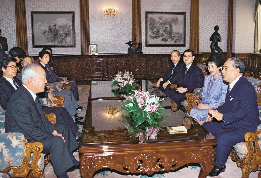 1990년 서양회화명품전 개막식에 앞서 중앙일보 본사에서 열린 회견 장면