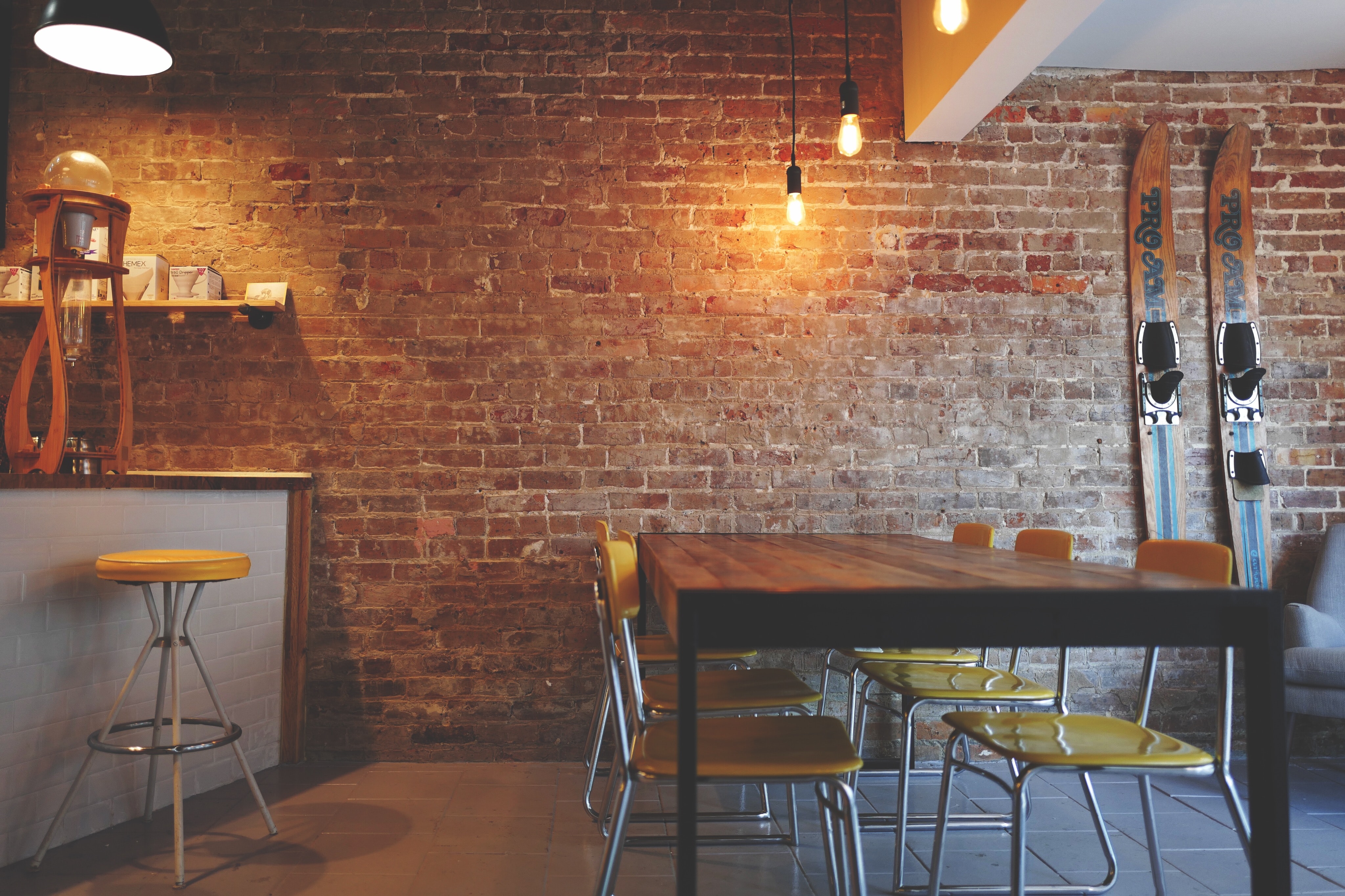 라이프스타일과 머무는 방식을 보여주는 카페 실내 공간