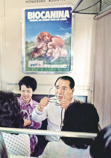 1981년 파리회관으로 가는 열차 안에서 시를 구술하는 이케다 다이사쿠