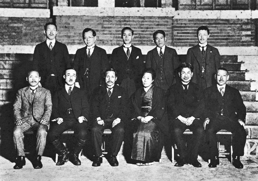 도쿄마키구치기념회관에 전시된 마키구치 쓰네사부로 좌상을 바라보는 방문객