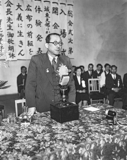 1955년 11월 마이크 앞에서 연설하고 있는 도다 조세이